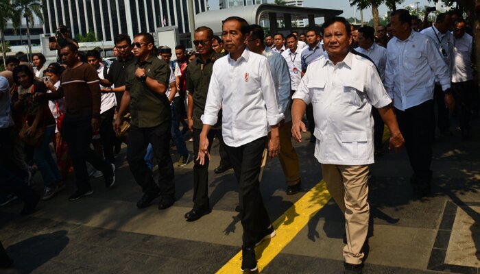 Kedua kontestan dalam Pemilihan Umum Presiden dan Wakil Presiden tahun 2019 lalu ini, bertemu di Stasiun MRT Lebak Bulus dan selanjutnya naik MRT bersama-sama menuju Senayan. (toga)