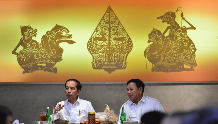 Presiden Joko Widodo (kiri) berbincang dengan Ketua Umum Partai Gerindra Prabowo Subianto (kanan) saat makan siang bersama di Senayan, Jakarta, Sabtu (13/7/2019).