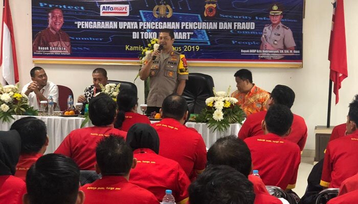 Wakapolresta Depok AKBP Arya Perdana memberikan pengarahan cara mencegah kejahatan kepada para karyawan toko Alfa Mart. (Angga)