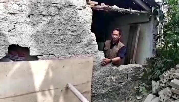 Dinding sebuah rumah ambruk di Sukabumi akibat diguncang gempa Sumur Banten 7,4 magnitudo. (ist)