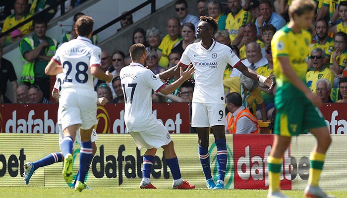 Pemain Chelsea, Tammy Abraham melakukan selebrasi bersama Mateo Kovacic. (reuters)