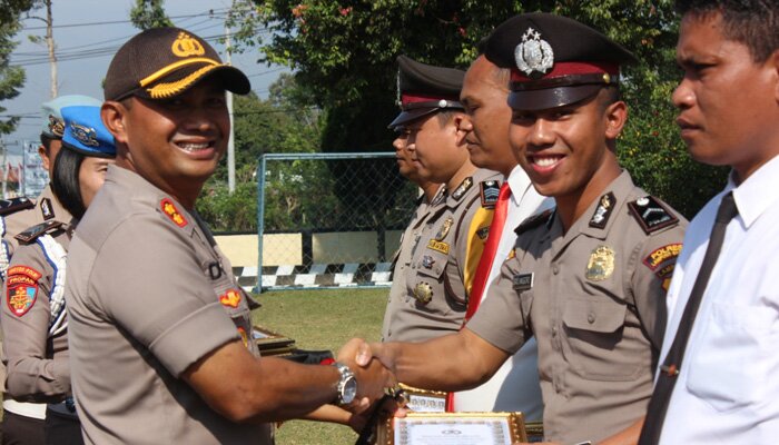 Kapolres Lampung Barat AKBP Doni Wahyudi,S.Ik. saat memimpin apel pemberian award.(ist)