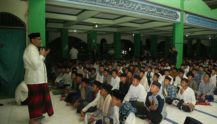 Gubernur Banten Wahidin Halim bersama santri di Ponpes La Tansa Daarul Qolam, Cipanas, Lebak.