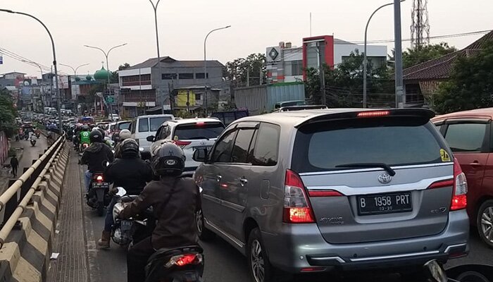 Kemacetan dan antrean kendaraan di ruas Jl. Raya Arief Rachman Hakim akibat uji coba contra flow yang perlu dievaluasi secepatnya. (anton)