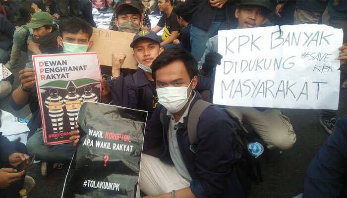 aksi demo damai di depan Gedung DPR, MPR, DPD RI (timyadi)