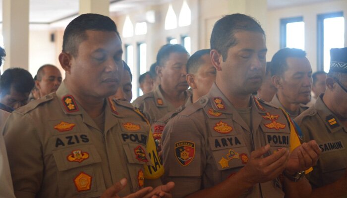 Kapolresta Depok AKBP Azis didampingi Wakapolresta Depok AKBP Arya bersama jajaran anggota melakukan doa bersama dan solat gaib. (Angga)