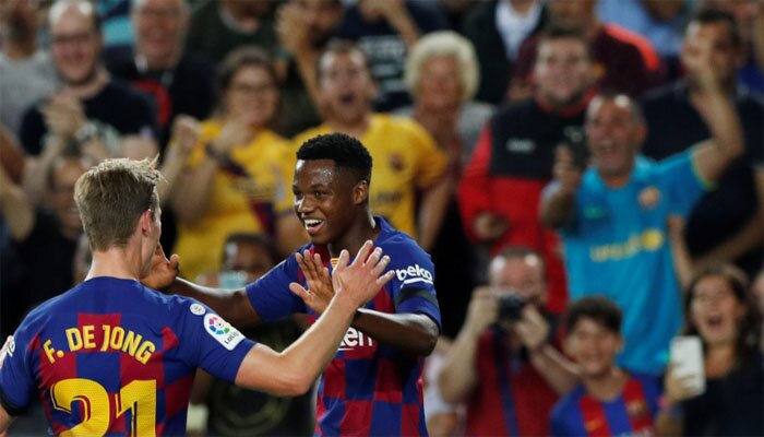 Frenkie de Jong an Ansu Fati merayakan gol untuk Barcelona. (reuters)