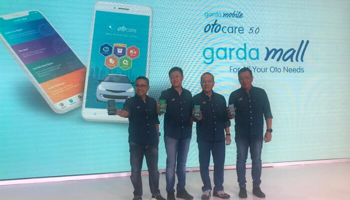 Rudy Chen, CEO Asuransi Astra, (kedua dari kiri) menunjukkan aplikasi Garda Mobile Otocare 5.0 saat peluncuran di kawasan Mega Kuningan, Jakarta Selatan, Kamis (19/9/2019).(guruh)