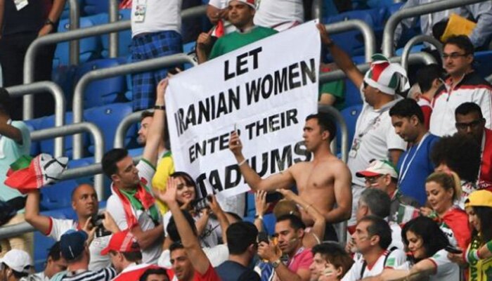 Penggemar sepak bola Iran mulai berkampanye untuk meminta agar perempuan diperbolehkan masuk ke dalam stadion dan menonton pertandingan.(Getty Image)