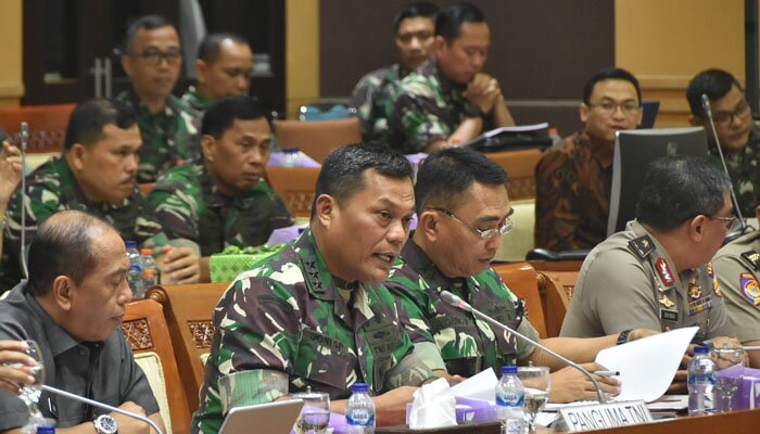 Kasum TNI Letjen TNI Joni Supriyanto saat raker di Komisi III DPR.