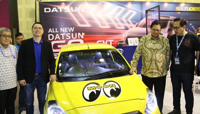 Menperin Airlangga Hartarto meninjau mobil modifikasi di Indonesia Modification Expo (IMX) 2019 di Jakarta, Sabtu (28/9/2019).(Ist)