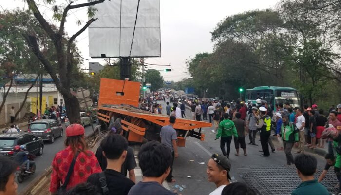 Truk pengangkut besi nyangkut di trotoar akibat rem blong.(imam)