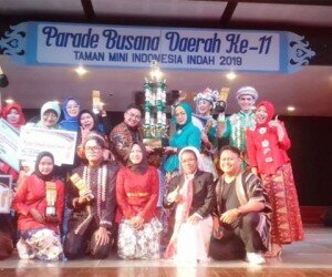 Teks foto : peserta dari DKI yang menjadi juara umum dalam Parade busana daerah. (ifand)