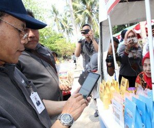 Direktur Bank DKI, Ateng Rivai bersama Kepala Perwakilan Bank Indonesia Wilayah DKI Jakarta, Hamid Ponco Wibowo dan Bupati Kepulauan Seribu, Husain Murad .(toga)