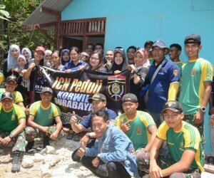 Yonarmed 12 Kostrad bersama Info Cepat Ngawi (ICN) bedah rumah warga kurang mampu.(Ist)