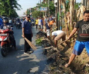 Lurah dan warga Jakamulya kerja bakti bersihkan saluran di Jalan Cikunir. (ist)