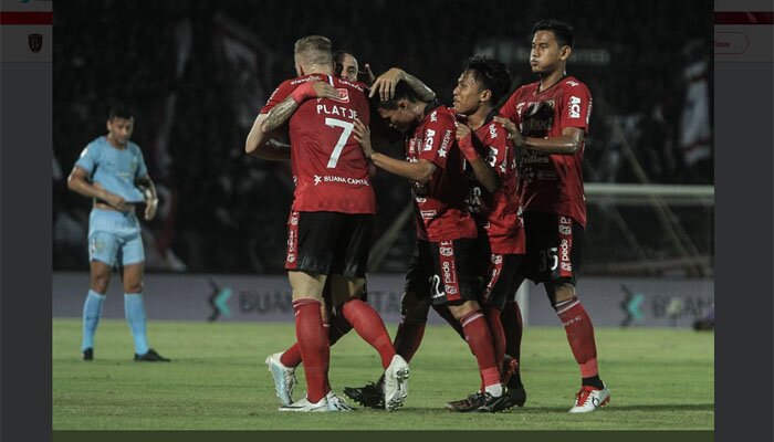 Pemain-pemain Bali United saat merayakan gol ke gawang Persela Lamongan. (ist)