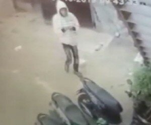 Salah satu pelaku aksi pencurian sepeda motor di kawasan kontrakan di Jl. Benda Raya, Ciputat yang terekam CCTV. (anton)