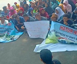 Pendemo di DPRD Sukabumi.(sule)