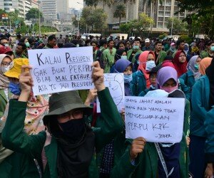 Pengunjuk rasa menuntut Presiden Joko Widodo mengeluarkan Perppu terkait Undang-undang KPK. (dok.toga)