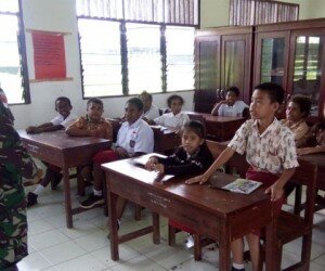 Sertu Yoko Faries saat mengajar di sekolah dasar di perbatasan Papua dan Papua Nugini.(ist)