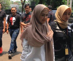 Rey Utami dan Pablo Benua dibawa petugas untuk menjalani pemeriksaan kesehatan di Biddokes Polda Metro Jaya. (firda)