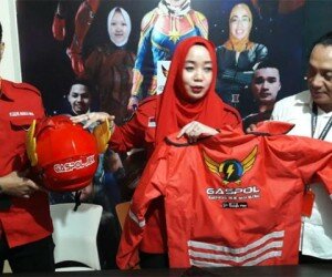 CEO Gaspol, Lisa Subandi (tengah) bersama unsur manajemen memperkenalkan atribut Ojol Gaspol siap melayani permintaan driver warga Depok. (angga)