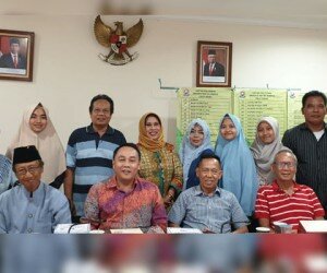 Panitia Musyawarah Ikatan Keluarga Besar Tegal (IKBT) foto bersama usai gladi resik di Wisma Gracilaria, Jl Pulomas Utara Raya, Jaktim.