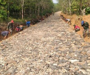 Personel TNI Manunggal Membangun Desa (TMMD) ke 106 di Kecamatan Cileles, Kabupaten Lebak bersama personil Polri dan masyarakat tengah bergotong royong bahu membahu menyelesaikan program TMMD.