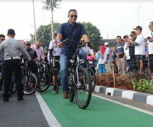 Gubernur DKi, Anies baswedan jajal jalur khusus sepeda yang baru selesai dibuat. (dok/wandi)