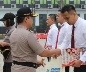 Kapolres Tangsel AKBP Ferdy Irawan saat menyerahkan piagam penghargaan kepada jajaran Reserse Narkoba Polres Tangsel. (anton)