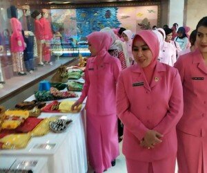 ketua ibu Bhayangkari Tri Suswati Tito Karnavian saat memberikan baju adat nikah. (Ifand)