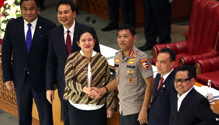 Komjen Idham Azis berjabat tangan dengan Ketua DPR Puan Maharani (timyadi)