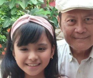 Artis cilik Iva Putri saat bersama sang kakek.(ali)