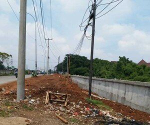 Jalan Kalimalang, Kabupaten Bekasi terbengkalai, karena Pemkab tidak serius. (saban)
