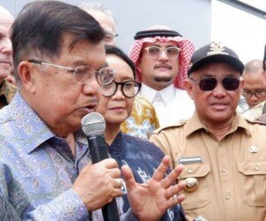 Wakil Presiden RI Jusuf Kalla didamlingi Menteri Luar Negeri Retno Marsusdi dan Wali Kota Depok Muhammad Idris saat meninjau pembangunan UIII Cimanggis. (anton)