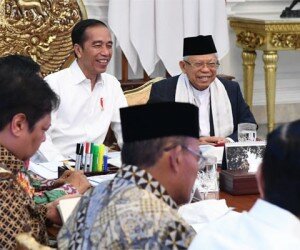 Presiden Jokowi saat memimpin rapat paripurna pertama di Istana Merdeka. (ist)