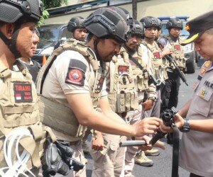 Kapolres Jakut Kombes Budhi Herdi mentarik senjata api seluruh anggota.