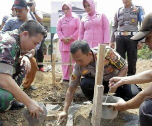 Kapolres Lampung Timur AKBP Taufan Dirgantoro letakkan batu pertama Mushola Baiturahman