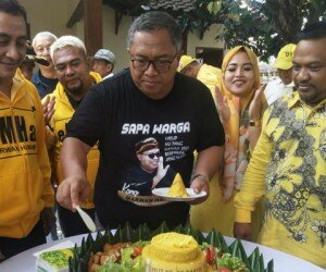 Ketua DPD Partai Golkar Kabupaten Sukabumi sekaligus Bupati Sukabumi, Marwan Hamami (kaos hitam) saat memperingati HUT Partai Golkar ke-55. (ist)