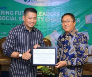 Direktur Pelayanan BPJS Ketenagakerjaan Krishna Syarif dan Direktur Utama PT Pusat Studi Apindo Harijanto melangsungkan penandatanagan MoU terkait Pengembangan Kompetensi Tenaga Kerja Melalui Pelatihan Vokasi.(rihadin)