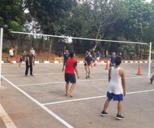 Warga sekitar terminal bus Kampung Rambutan yang memanfaatkan lapangan volly. (ifand)