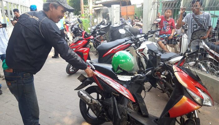 Sepeda motor Wahidin yang di tabrak kereta api bandara