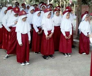 Anak-anak SD di Indramayu berbaris mengikuti apel. Setiap hari mereka diajar guru honor karena guru PNS jumlahnya terus menyusut. (taryani)