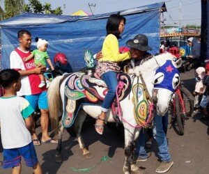 Anak-anak menyukai naik muda di kawasan Sport Center Indramayu. (taryani)