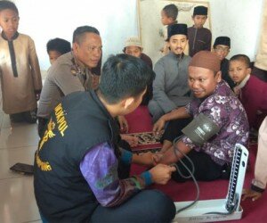 Bhakti Kesehatan di Ponpes Al Baraqah, Polres Way Kanan Cek Kesehatan Santri.(ist)