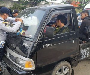 Petugas Sudinhub Jakbar menjaring 10 angkutan dan angkutan umum dari dua lokasi di kawasan Cengkareng. (Rachmi)