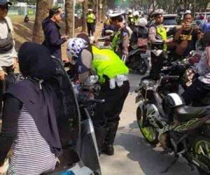 Ratusan pengendara sepeda motor di Jl. Raya Letnan Sutupo, Serpong yang terjaring razia kendaraan. (anton)