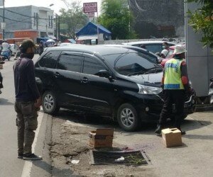 Lokasi parkir tempat korban ditemukan bersimbah darah di mobil Calya.(yopi)