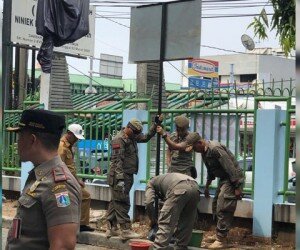 pemasangan plang pajak yang dilakukan petugas di wilayah Matraman. (Ist)